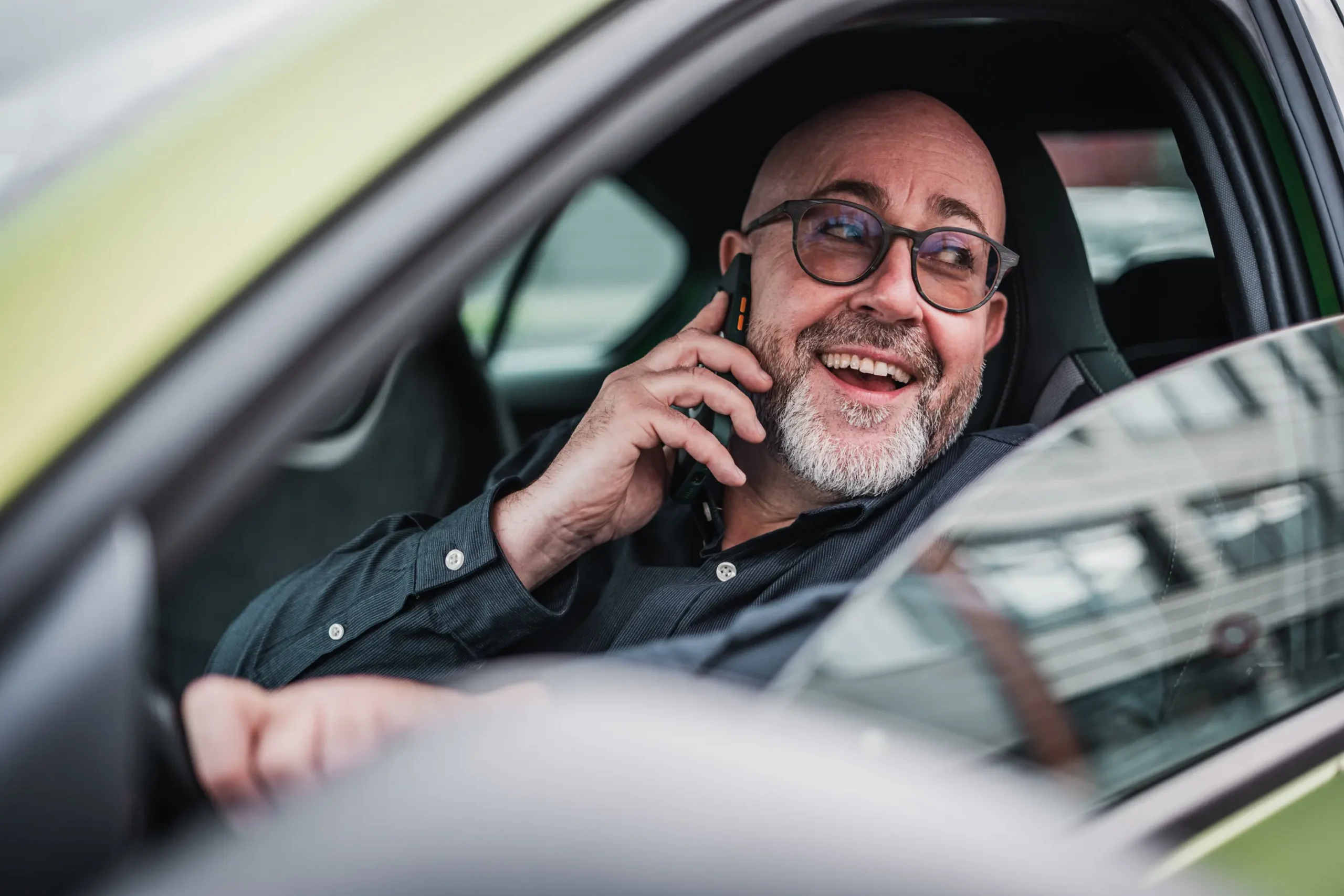 Realitní makléř Zdeňek Fibrich telefonuje v automobilu s potenciálním zákazníkem